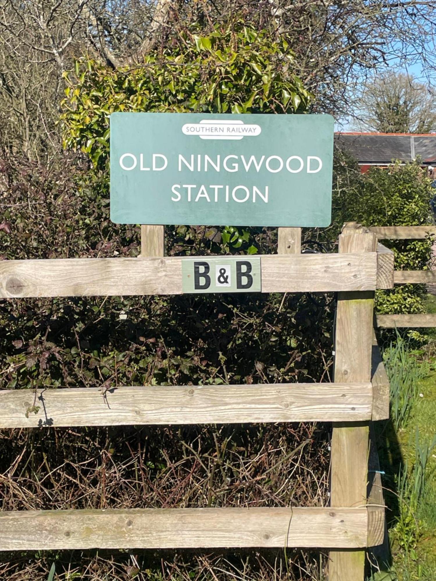 Old Ningwood Station Bed & Breakfast, Ningwood, Isle Of Wight Po41 0Tg Brook  Extérieur photo